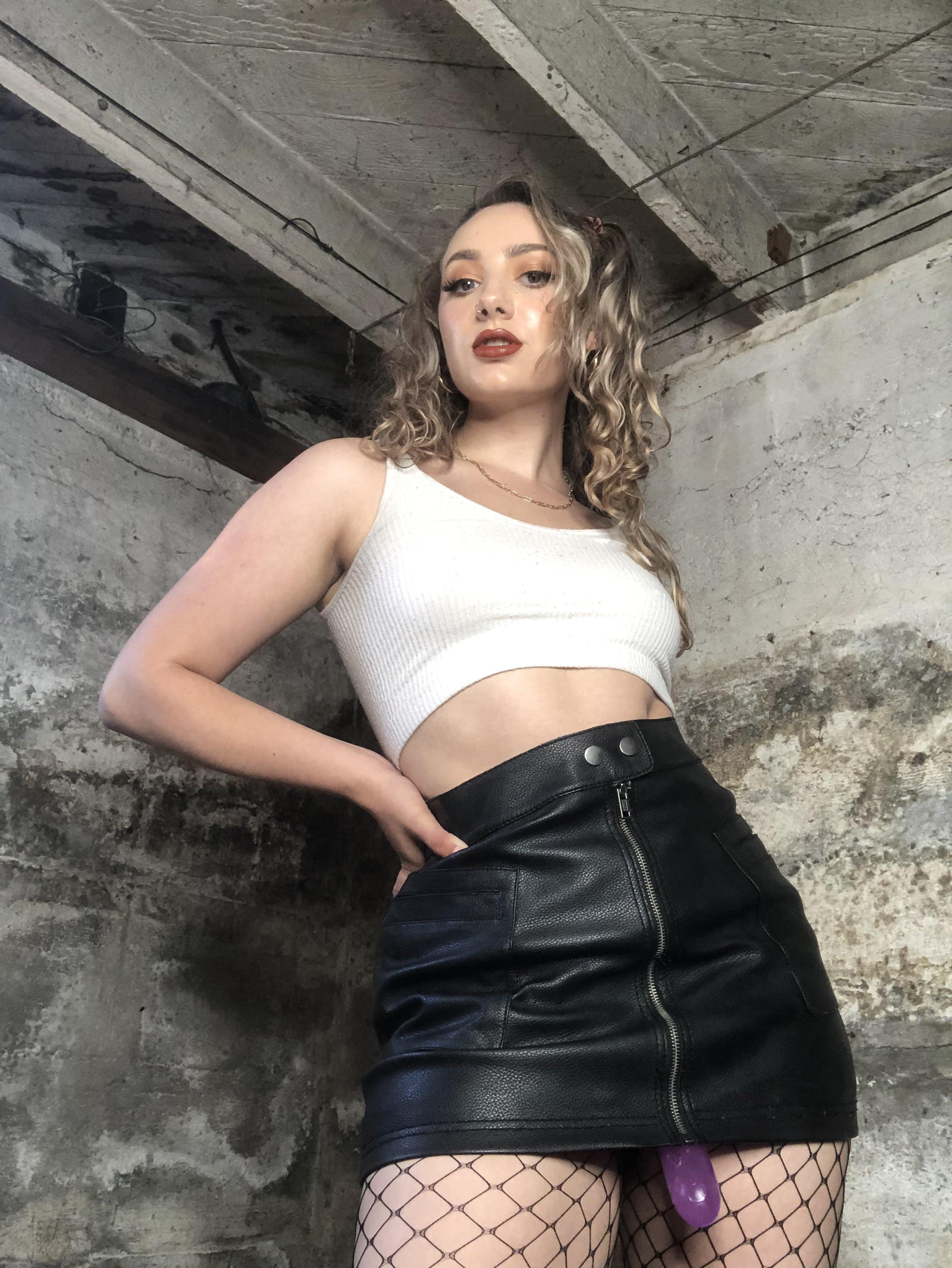 My Favorite Leather Skirt And A Little Surprise 🖤
