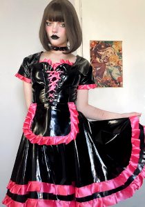 A PVC Maid At Your Service~ Or A Shiny Doll To Play With?