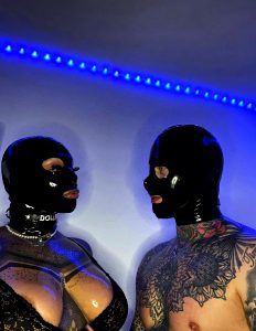 DOLLIE – TATTOOED LOVERS IN LATEX 💍