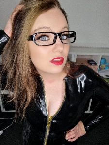 Take Note The Staples Of Any Good Outfit: Latex Catsuit ✔️ Glasses ✔️😍 What Do You Think? 😘