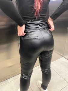 Touch This 🖤😘 #leather #leatherleggings