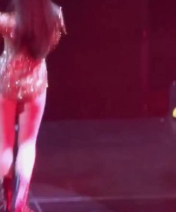 Hailee Steinfeld Performing