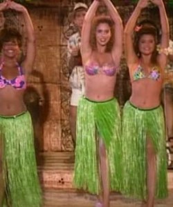 Lark Voorhies, Tiffani-Amber Thiessen, & Elizabeth Berkley